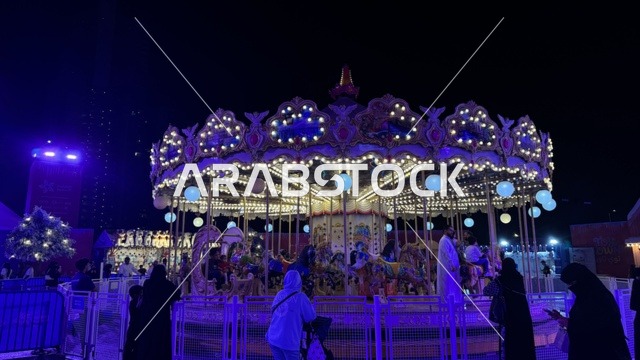 لعبة الحصان الدوار الممتعة في ونتر وندرلاند جدة في حي الشاطئ بالقرب من الكورنيش على طريق الملك عبدالعزيز، فعالية موسم جدة 2025 ،  مهرجان هايد بارك الشتوي من 14 نوفمبر 2025 إلى 1 يناير 2026، وجهة ترفيهية شتوية كبرى