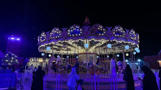 لعبة الحصان الدوار الممتعة في ونتر وندرلاند جدة في حي الشاطئ بالقرب من الكورنيش على طريق الملك عبدالعزيز، فعالية موسم جدة 2025 ،  مهرجان هايد بارك الشتوي من 14 نوفمبر 2025 إلى 1 يناير 2026، وجهة ترفيهية شتوية كبرى