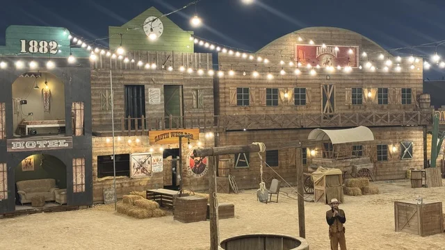 وجهة ترفيهية سياحية، أنشطة متنوعة في الهواء الطلق، مكان لقضاء وقت ممتع في المملكة العربية السعودية، مباني على الطراز الكلاسيكي الغربي، بلدة ساوث ويست (الكاوبوي) في حي الزهراء على طريق الملك عبدالعزيز في مدينة جدة لعام 2025