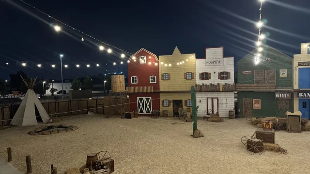 وجهة ترفيهية سياحية، أنشطة متنوعة في الهواء الطلق، مكان لقضاء وقت ممتع في المملكة العربية السعودية، مباني على الطراز الكلاسيكي الغربي، بلدة ساوث ويست (الكاوبوي) في حي الزهراء على طريق الملك عبدالعزيز في مدينة جدة لعام 2025