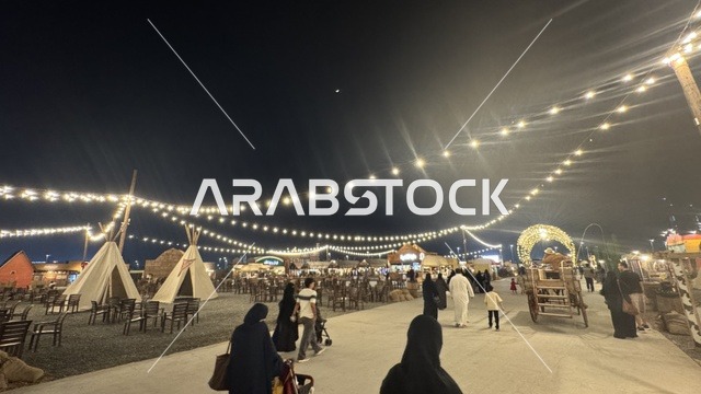 تجول الزوار في بلدة ساوث ويست (الكاوبوي) في حي الزهراء على طريق الملك عبدالعزيز في مدينة جدة لعام 2025، وجهة ترفيهية سياحية، أنشطة متنوعة في الهواء الطلق، مكان لقضاء وقت ممتع في المملكة العربية السعودية، مباني على الطراز الكلاسيكي الغربي