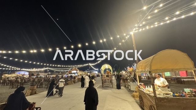 تجول الزوار في بلدة ساوث ويست (الكاوبوي) في حي الزهراء على طريق الملك عبدالعزيز في مدينة جدة لعام 2025، وجهة ترفيهية سياحية، أنشطة متنوعة في الهواء الطلق، مكان لقضاء وقت ممتع في المملكة العربية السعودية، مباني على الطراز الكلاسيكي الغربي