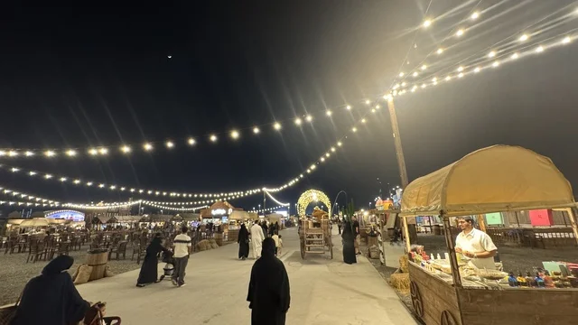 تجول الزوار في بلدة ساوث ويست (الكاوبوي) في حي الزهراء على طريق الملك عبدالعزيز في مدينة جدة لعام 2025، وجهة ترفيهية سياحية، أنشطة متنوعة في الهواء الطلق، مكان لقضاء وقت ممتع في المملكة العربية السعودية، مباني على الطراز الكلاسيكي الغربي