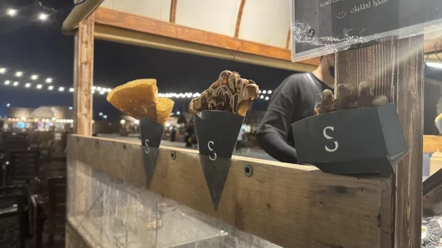 حلا الكريب اللذيذ في بلدة ساوث ويست (الكاوبوي) في حي الزهراء على طريق الملك عبدالعزيز في مدينة جدة لعام 2025، وجهة ترفيهية سياحية، أنشطة متنوعة في الهواء الطلق، مكان لقضاء وقت ممتع في المملكة العربية السعودية، مباني على الطراز الكلاسيكي الغربي