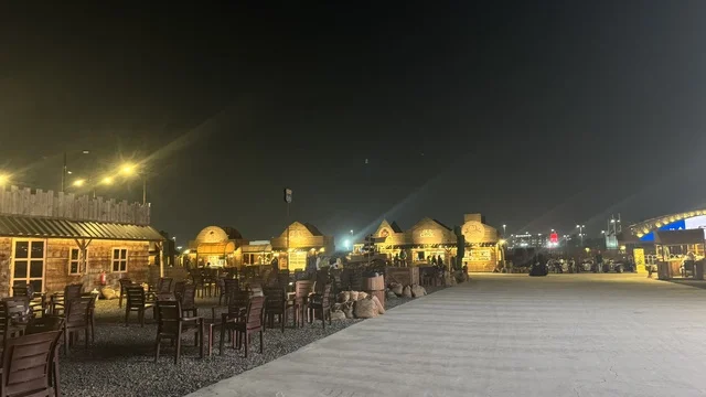 أنشطة متنوعة في الهواء الطلق، مكان لقضاء وقت ممتع في المملكة العربية السعودية، مباني على الطراز الكلاسيكي الغربي، وجهة ترفيهية سياحية، بلدة ساوث ويست (الكاوبوي) في حي الزهراء على طريق الملك عبدالعزيز في مدينة جدة لعام 2025،