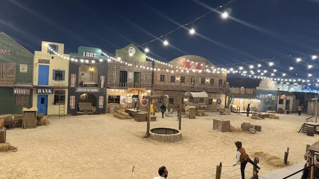 مباني على الطراز الكلاسيكي الغربي،  أنشطة متنوعة في الهواء الطلق، بلدة ساوث ويست (الكاوبوي) في حي الزهراء على طريق الملك عبدالعزيز في مدينة جدة لعام 2025، وجهة ترفيهية سياحية، مكان لقضاء وقت ممتع في المملكة العربية السعودية، ارتداء زي الكاوبوي الامريكية