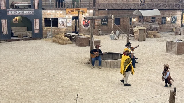 بلدة ساوث ويست (الكاوبوي) في حي الزهراء على طريالعزيز في مدينة جدة لعام 2025، مباني على الطراز الكلاسيكي الغربي،  أنشطة متنوعة في الهواء الطلق، وجهة ترفيهية سياحية، ق الملك عبدمكان لقضاء وقت ممتع في المملكة العربية السعودية، ارتداء زي الكاوبوي الامريكية