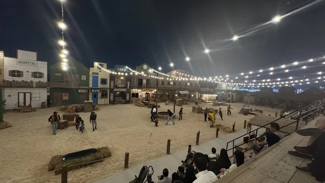 بلدة ساوث ويست (الكاوبوي) في حي الزهراء على طريالعزيز في مدينة جدة لعام 2025، مباني على الطراز الكلاسيكي الغربي،  أنشطة متنوعة في الهواء الطلق، وجهة ترفيهية سياحية، ق الملك عبدمكان لقضاء وقت ممتع في المملكة العربية السعودية، ارتداء زي الكاوبوي الامريكية