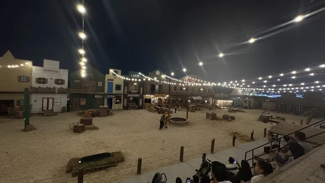 أنشطة متنوعة في الهواء الطلق، بلدة ساوث ويست (الكاوبوي) في حي الزهراء على طريق الملك عبدالعزيز في مدينة جدة لعام 2025، وجهة ترفيهية سياحية، مكان لقضاء وقت ممتع في المملكة العربية السعودية، مباني على الطراز الكلاسيكي الغربي، ارتداء زي الكاوبوي الامريكية