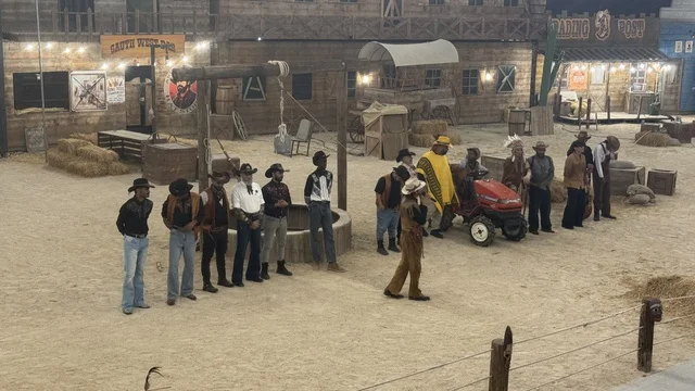 مباني على الطراز الكلاسيكي الغربي،  أنشطة متنوعة في الهواء الطلق، بلدة ساوث ويست (الكاوبوي) في حي الزهراء على طريق الملك عبدالعزيز في مدينة جدة لعام 2025، وجهة ترفيهية سياحية، مكان لقضاء وقت ممتع في المملكة العربية السعودية، ارتداء زي الكاوبوي الامريكية