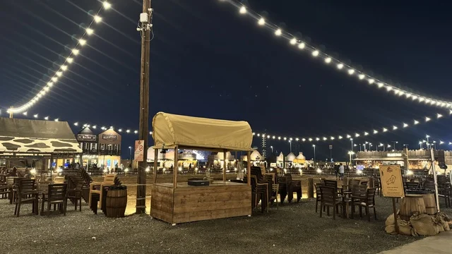 جلسة هادئة في الهواء الطلق، بلدة ساوث ويست (الكاوبوي) في حي الزهراء على طريق الملك عبد العزيز في مدينة جدة لعام 2025، مباني على الطراز الكلاسيكي الغربي، وجهة ترفيهية سياحية، مكان لقضاء وقت ممتع في المملكة العربية السعودية، ارتداء زي الكاوبوي الامريكية