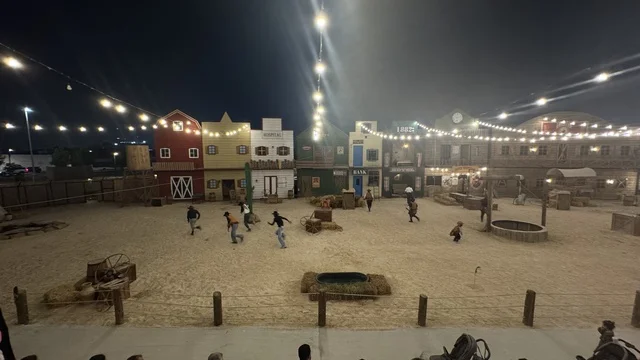 أنشطة متنوعة في الهواء الطلق، بلدة ساوث ويست (الكاوبوي) في حي الزهراء على طريق الملك عبدالعزيز في مدينة جدة لعام 2025، وجهة ترفيهية سياحية، مكان لقضاء وقت ممتع في المملكة العربية السعودية، مباني على الطراز الكلاسيكي الغربي، ارتداء زي الكاوبوي الامريكية