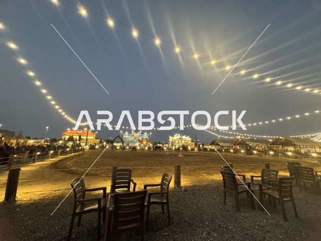 جلسة هادئة في الهواء الطلق، بلدة ساوث ويست (الكاوبوي) في حي الزهراء على طريق الملك عبد العزيز في مدينة جدة لعام 2025، مباني على الطراز الكلاسيكي الغربي، وجهة ترفيهية سياحية، مكان لقضاء وقت ممتع في المملكة العربية السعودية، ارتداء زي الكاوبوي الامريكية