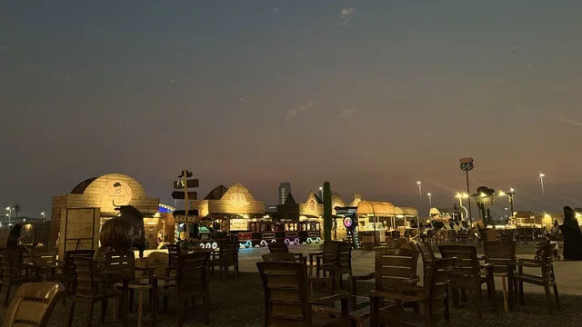 جلسة هادئة في الهواء الطلق، بلدة ساوث ويست (الكاوبوي) في حي الزهراء على طريق الملك عبد العزيز في مدينة جدة لعام 2025، مباني على الطراز الكلاسيكي الغربي، وجهة ترفيهية سياحية، مكان لقضاء وقت ممتع في المملكة العربية السعودية، ارتداء زي الكاوبوي الامريكية