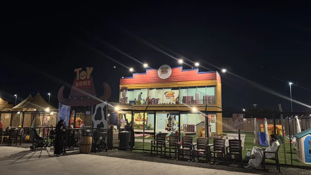 جلسة هادئة في الهواء الطلق، بلدة ساوث ويست (الكاوبوي) في حي الزهراء على طريق الملك عبد العزيز في مدينة جدة لعام 2025، مباني على الطراز الكلاسيكي الغربي، وجهة ترفيهية سياحية، مكان لقضاء وقت ممتع في المملكة العربية السعودية، ارتداء زي الكاوبوي الامريكية