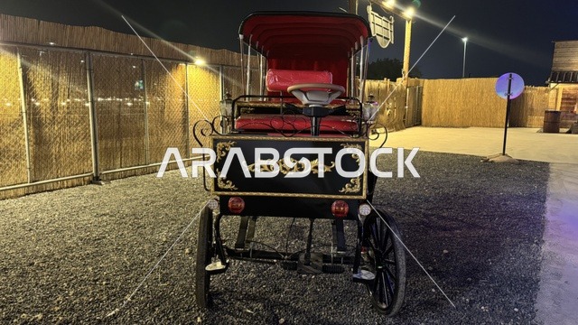 عربة حصان تقليدية في بلدة ساوث ويست (الكاوبوي) في حي الزهراء على طريق الملك عبد العزيز في مدينة جدة لعام 2025، مباني على الطراز الكلاسيكي الغربي، وجهة ترفيهية سياحية، مكان لقضاء وقت ممتع في المملكة العربية السعودية، ارتداء زي الكاوبوي الامريكية