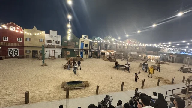 أنشطة متنوعة في الهواء الطلق، بلدة ساوث ويست (الكاوبوي) في حي الزهراء على طريق الملك عبدالعزيز في مدينة جدة لعام 2025، وجهة ترفيهية سياحية، مكان لقضاء وقت ممتع في المملكة العربية السعودية، مباني على الطراز الكلاسيكي الغربي، ارتداء زي الكاوبوي الامريكية