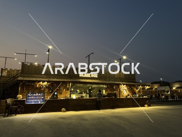 متجر بلاك بوكس في بلدة ساوث ويست (الكاوبوي) في حي الزهراء على طريق الملك عبد العزيز في مدينة جدة لعام 2025، مباني على الطراز الكلاسيكي الغربي، مكان لقضاء وقت ممتع في المملكة العربية السعودية، ارتداء زي الكاوبوي الامريكية