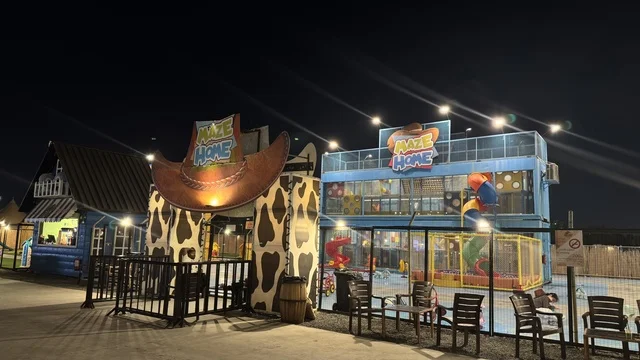 لعبة ترفيهية للاطفال في بلدة ساوث ويست (الكاوبوي) في حي الزهراء على طريق الملك عبد العزيز في مدينة جدة لعام 2025، مباني على الطراز الكلاسيكي الغربي، وجهة ترفيهية سياحية، مكان لقضاء وقت ممتع في المملكة العربية السعودية، ارتداء زي الكاوبوي الامريكية