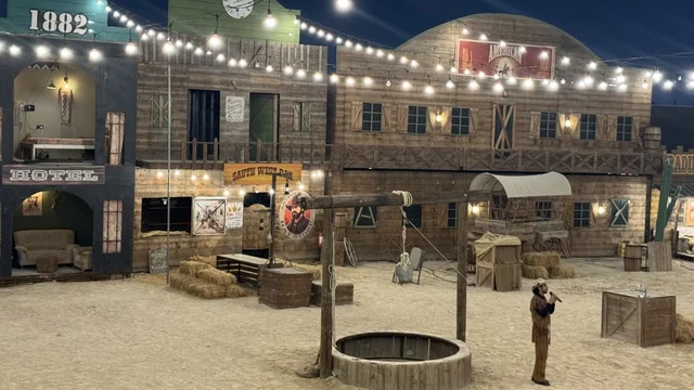 وجهة ترفيهية سياحية،  بلدة ساوث ويست (الكاوبوي) في حي الزهراء على طريق الملك عبد العزيز في مدينة جدة لعام 2025، مباني على الطراز الكلاسيكي الغربي، مكان لقضاء وقت ممتع في المملكة العربية السعودية، ارتداء زي الكاوبوي الامريكية