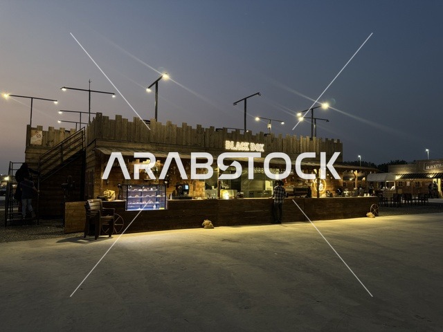 متجر بلاك بوكس في بلدة ساوث ويست (الكاوبوي) في حي الزهراء على طريق الملك عبد العزيز في مدينة جدة لعام 2025، مباني على الطراز الكلاسيكي الغربي، مكان لقضاء وقت ممتع في المملكة العربية السعودية، ارتداء زي الكاوبوي الامريكية