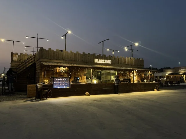 متجر بلاك بوكس في بلدة ساوث ويست (الكاوبوي) في حي الزهراء على طريق الملك عبد العزيز في مدينة جدة لعام 2025، مباني على الطراز الكلاسيكي الغربي، مكان لقضاء وقت ممتع في المملكة العربية السعودية، ارتداء زي الكاوبوي الامريكية