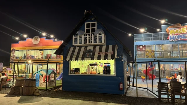 لعبة ترفيهية للاطفال في بلدة ساوث ويست (الكاوبوي) في حي الزهراء على طريق الملك عبد العزيز في مدينة جدة لعام 2025، مباني على الطراز الكلاسيكي الغربي، وجهة ترفيهية سياحية، مكان لقضاء وقت ممتع في المملكة العربية السعودية، ارتداء زي الكاوبوي الامريكية