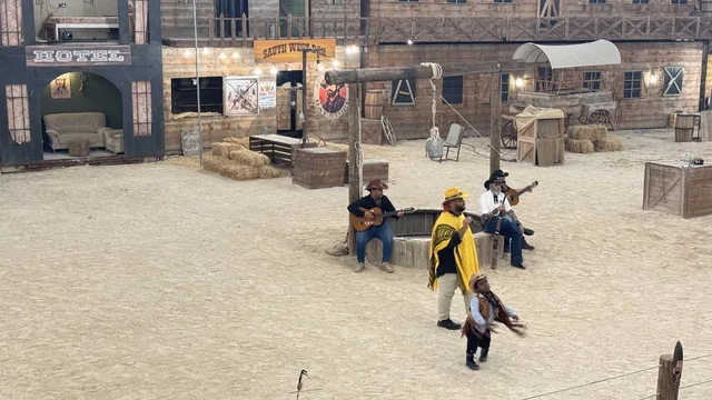 وجهة ترفيهية سياحية،  بلدة ساوث ويست (الكاوبوي) في حي الزهراء على طريق الملك عبد العزيز في مدينة جدة لعام 2025، مباني على الطراز الكلاسيكي الغربي، مكان لقضاء وقت ممتع في المملكة العربية السعودية، ارتداء زي الكاوبوي الامريكية