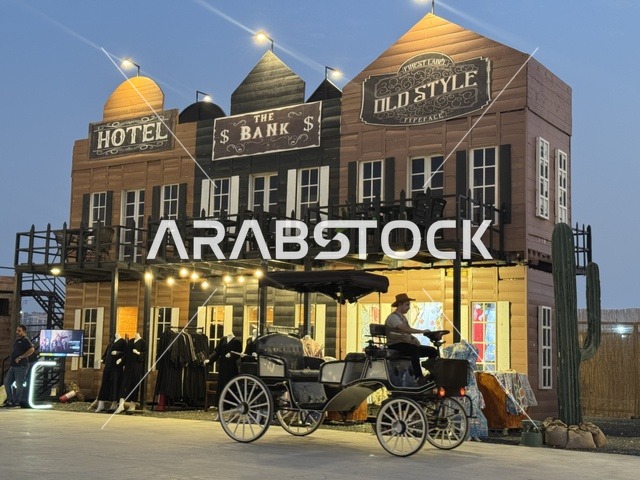 سيارة بشكل عربة خيول تقليدية للتنقل داخل بلدة ساوث ويست (الكاوبوي) في حي الزهراء على طريق الملك عبد العزيز في مدينة جدة لعام 2025، مباني على الطراز الكلاسيكي الغربي، مكان لقضاء وقت ممتع في المملكة العربية السعودية، ارتداء زي الكاوبوي الامريكية