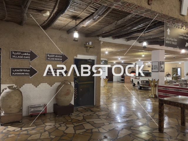 ديكور تراثي أجواء قديمة وأصيلة، صممت القرية لتعكس العمارة التقليدية للمنطقة،  بيئة ريفية أو تاريخية، القرية الشعبية التراثية متحف ومطعم بارز يقع على كورنيش الدمام في المملكة العربية السعودية