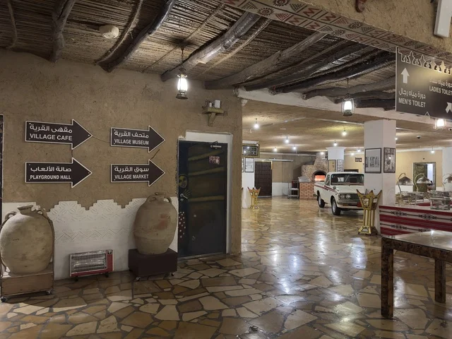 ديكور تراثي أجواء قديمة وأصيلة، صممت القرية لتعكس العمارة التقليدية للمنطقة،  بيئة ريفية أو تاريخية، القرية الشعبية التراثية متحف ومطعم بارز يقع على كورنيش الدمام في المملكة العربية السعودية