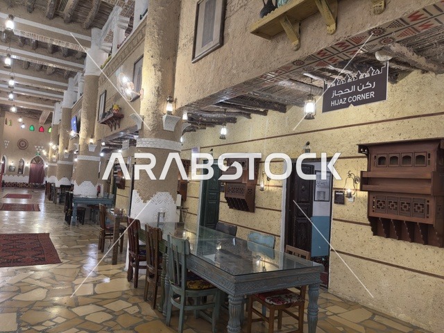 مكان لتناول القهوة والحلويات والوجبات، صممت القرية لتعكس العمارة التقليدية للمنطقة،  بيئة ريفية أو تاريخية، القرية الشعبية التراثية متحف ومطعم بارز يقع على كورنيش الدمام في المملكة العربية السعودية