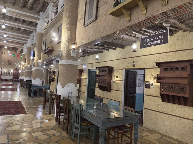 مكان لتناول القهوة والحلويات والوجبات، صممت القرية لتعكس العمارة التقليدية للمنطقة،  بيئة ريفية أو تاريخية، القرية الشعبية التراثية متحف ومطعم بارز يقع على كورنيش الدمام في المملكة العربية السعودية