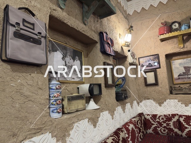 تصميم داخلي يعكس التراث العربي هذا النوع من الأماكن باسم "المجلس، صممت القرية لتعكس العمارة التقليدية للمنطقة،  بيئة ريفية أو تاريخية، القرية الشعبية التراثية متحف ومطعم بارز يقع على كورنيش الدمام في المملكة العربية السعودية