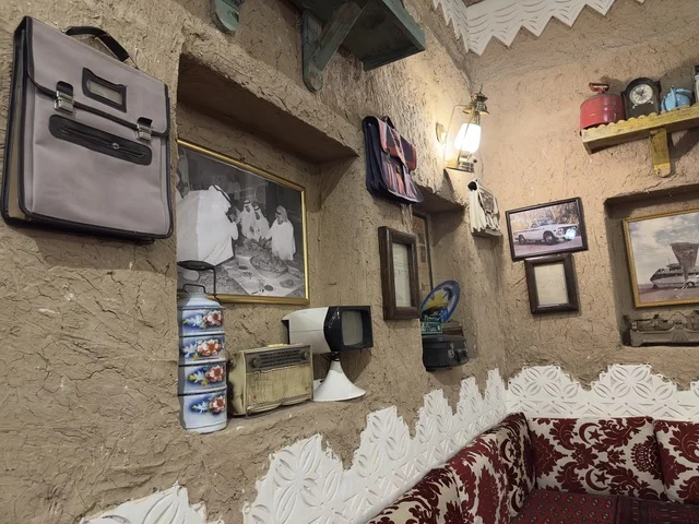 تصميم داخلي يعكس التراث العربي هذا النوع من الأماكن باسم "المجلس، صممت القرية لتعكس العمارة التقليدية للمنطقة،  بيئة ريفية أو تاريخية، القرية الشعبية التراثية متحف ومطعم بارز يقع على كورنيش الدمام في المملكة العربية السعودية