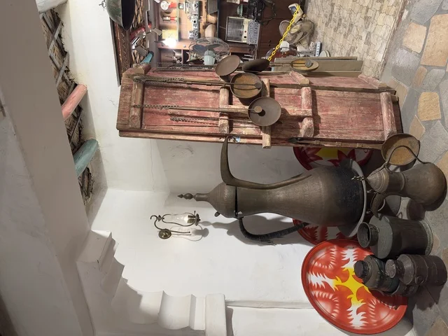 متجر القرية يبيع أدوات منزلية وأواني قديمة وتراثية، صممت القرية لتعكس العمارة التقليدية للمنطقة، القرية الشعبية التراثية متحف ومطعم بارز يقع على كورنيش الدمام في المملكة العربية السعودية