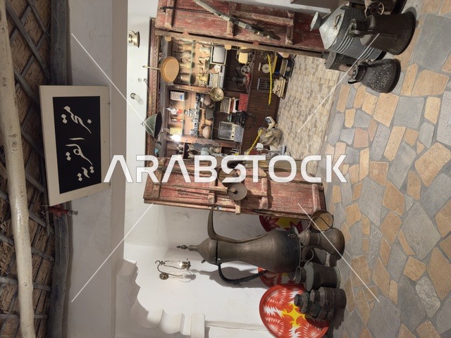 دلة نحاسية تقليدية بأحجام مختلفة، متجر القرية يبيع أدوات منزلية وأواني قديمة وتراثية، صممت القرية لتعكس العمارة التقليدية للمنطقة، القرية الشعبية التراثية متحف ومطعم بارز يقع على كورنيش الدمام في المملكة العربية السعودية