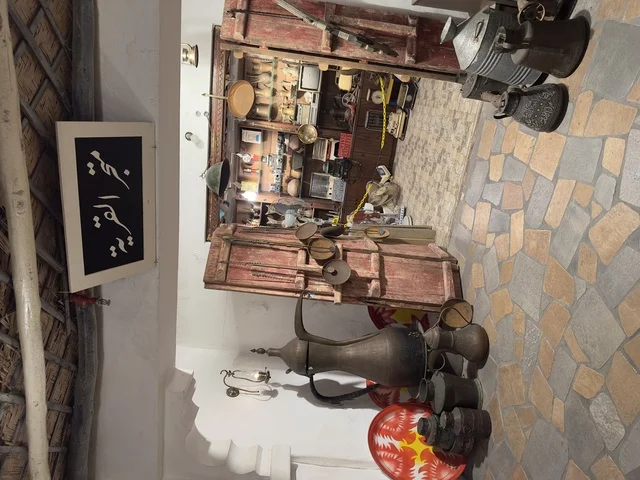 دلة نحاسية تقليدية بأحجام مختلفة، متجر القرية يبيع أدوات منزلية وأواني قديمة وتراثية، صممت القرية لتعكس العمارة التقليدية للمنطقة، القرية الشعبية التراثية متحف ومطعم بارز يقع على كورنيش الدمام في المملكة العربية السعودية