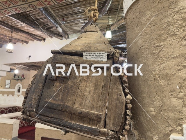 صندوق خشبي قديم طرق المعيشة القديمة، صممت القرية لتعكس العمارة التقليدية للمنطقة، القرية الشعبية التراثية متحف ومطعم بارز يقع على كورنيش الدمام في المملكة العربية السعودية