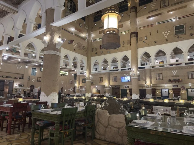 الاستمتاع بإطلالات على الخليج العربي من المقهى الموجود في القرية، صممت القرية لتعكس العمارة التقليدية للمنطقة، القرية الشعبية التراثية متحف ومطعم بارز يقع على كورنيش الدمام في المملكة العربية السعودية