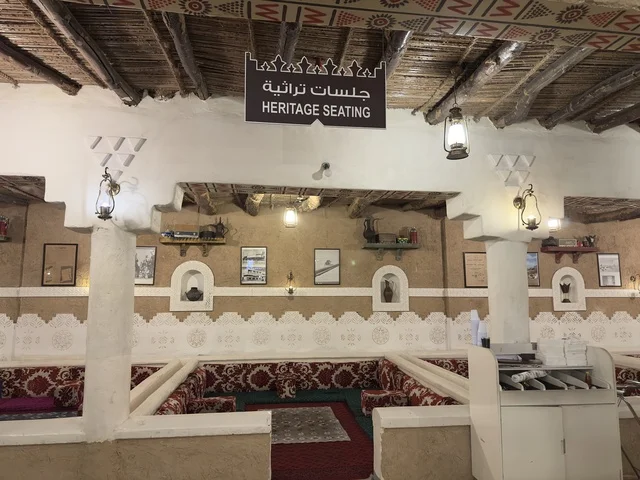 لافته جلسات تراثية، الجلسة بالديكور والأثاث السعودي التقليدي الأصيل، صممت القرية لتعكس العمارة التقليدية للمنطقة، القرية الشعبية التراثية متحف ومطعم بارز يقع على كورنيش الدمام في المملكة العربية السعودية