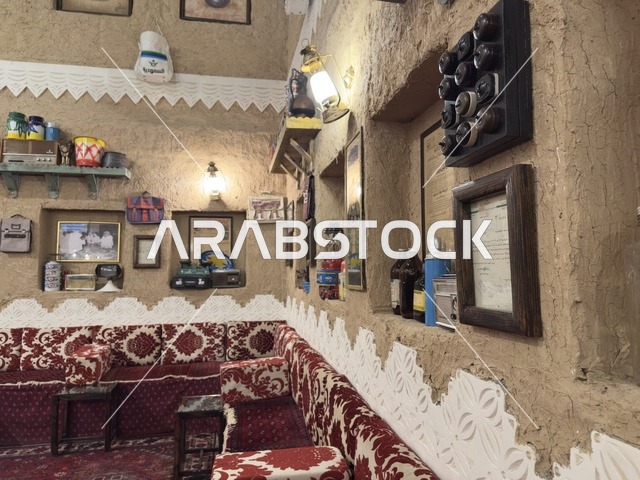 الجلسة بالديكور والأثاث السعودي التقليدي الأصيل، صممت القرية لتعكس العمارة التقليدية للمنطقة، القرية الشعبية التراثية متحف ومطعم بارز يقع على كورنيش الدمام في المملكة العربية السعودية