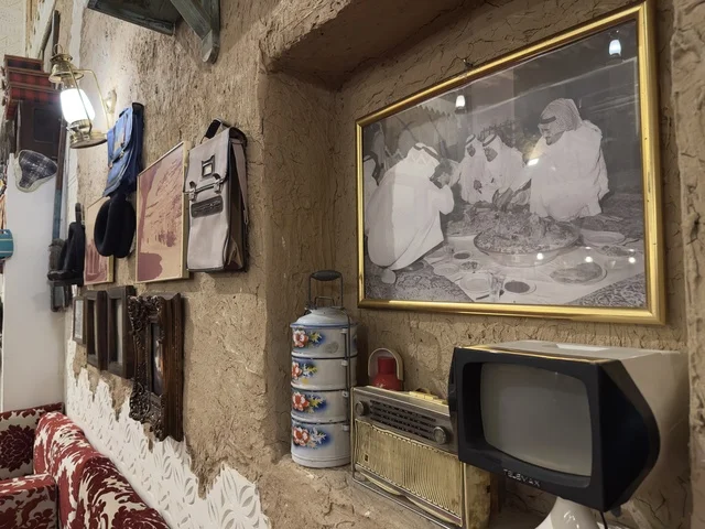 التصميم الداخلي الطراز المعماري النجدي أو الجنوبي التقليدي، صممت القرية لتعكس العمارة التقليدية للمنطقة، القرية الشعبية التراثية متحف ومطعم بارز يقع على كورنيش الدمام في المملكة العربية السعودية