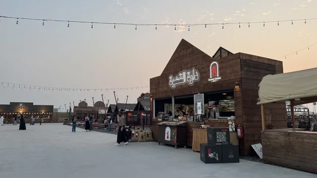 مكان لقضاء وقت ممتع في المملكة العربية السعودية، مباني على الطراز الكلاسيكي الغربي، متجر دارة القهوة في  بلدة ساوث ويست (الكاوبوي) في حي الزهراء على طريق الملك عبد العزيز في مدينة جدة لعام 2025، ارتداء زي الكاوبوي الامريكية