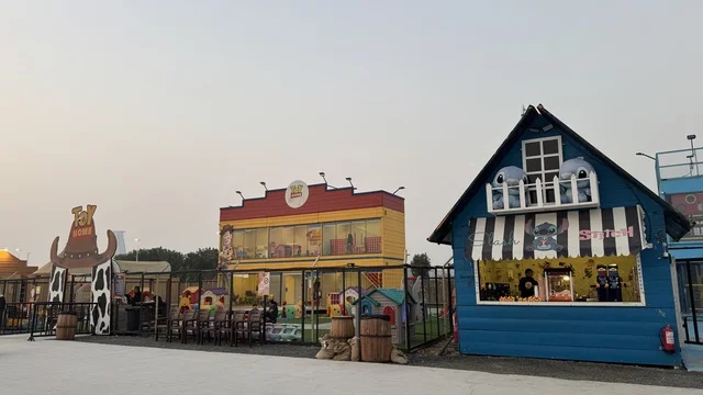 مباني على الطراز الكلاسيكي الغربي، سيارة بشكل عربة خيول تقليدية للتنقل داخل بلدة ساوث ويست (الكاوبوي) في حي الزهراء على طريق الملك عبد العزيز في مدينة جدة لعام 2025، مكان لقضاء وقت ممتع في المملكة العربية السعودية، ارتداء زي الكاوبوي الامريكية