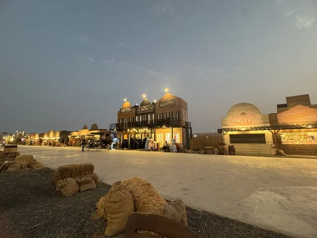 مباني على الطراز الكلاسيكي الغربي، سيارة بشكل عربة خيول تقليدية للتنقل داخل بلدة ساوث ويست (الكاوبوي) في حي الزهراء على طريق الملك عبد العزيز في مدينة جدة لعام 2025، مكان لقضاء وقت ممتع في المملكة العربية السعودية، ارتداء زي الكاوبوي الامريكية