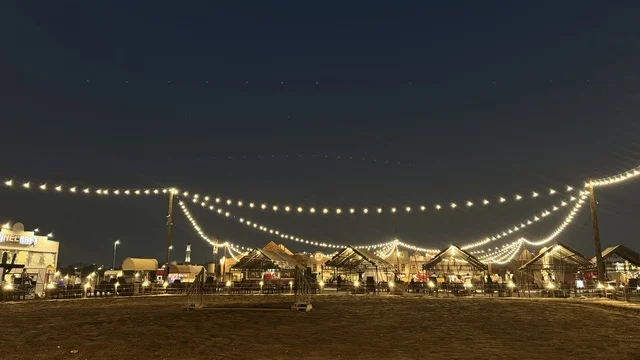 مكان لقضاء وقت ممتع في المملكة العربية السعودية، مباني على الطراز الكلاسيكي الغربي، سيارة بشكل عربة خيول تقليدية للتنقل داخل بلدة ساوث ويست (الكاوبوي) في حي الزهراء على طريق الملك عبد العزيز في مدينة جدة لعام 2025، ارتداء زي الكاوبوي الامريكية