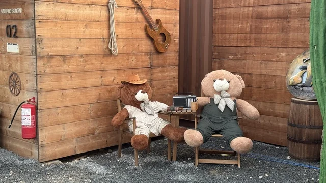 بلدة ساوث ويست (الكاوبوي) في حي الزهراء على طريق الملك عبد العزيز في مدينة جدة لعام 2025، ارتداء زي الكاوبوي الامريكية، مكان لقضاء وقت ممتع في المملكة العربية السعودية، مباني على الطراز الكلاسيكي الغربي