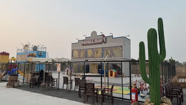 بلدة ساوث ويست (الكاوبوي) في حي الزهراء على طريق الملك عبد العزيز في مدينة جدة لعام 2025، ارتداء زي الكاوبوي الامريكية، مكان لقضاء وقت ممتع في المملكة العربية السعودية، مباني على الطراز الكلاسيكي الغربي