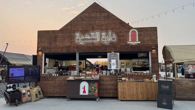 مكان لقضاء وقت ممتع في المملكة العربية السعودية، مباني على الطراز الكلاسيكي الغربي، متجر دارة القهوة في  بلدة ساوث ويست (الكاوبوي) في حي الزهراء على طريق الملك عبد العزيز في مدينة جدة لعام 2025، ارتداء زي الكاوبوي الامريكية